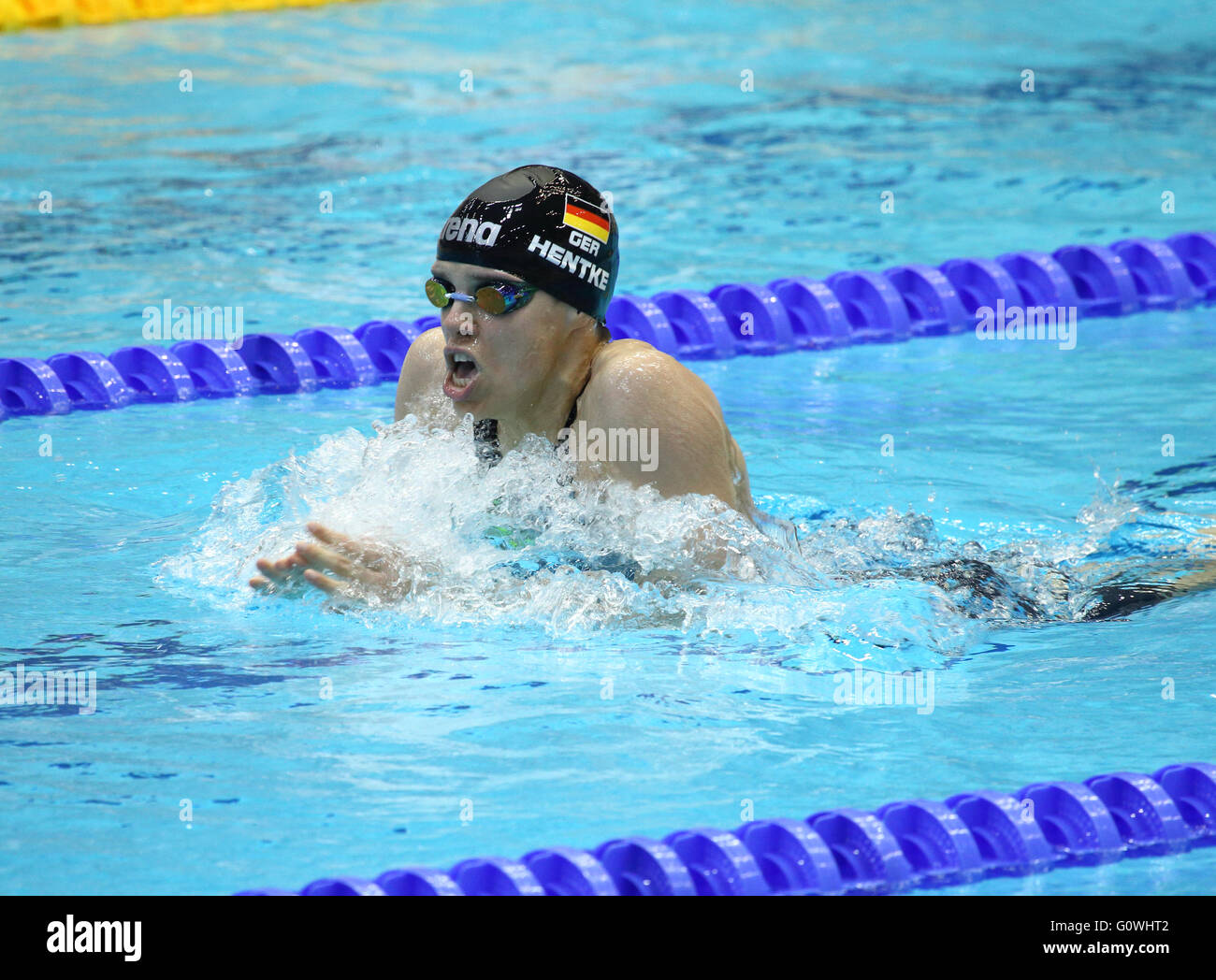 Berlino, Germania. Il 5 maggio, 2016. Franziska Hentke compete in 400m un medley di brani singoli, al Deutsche Meisterschaften Schwimmen Foto Stock