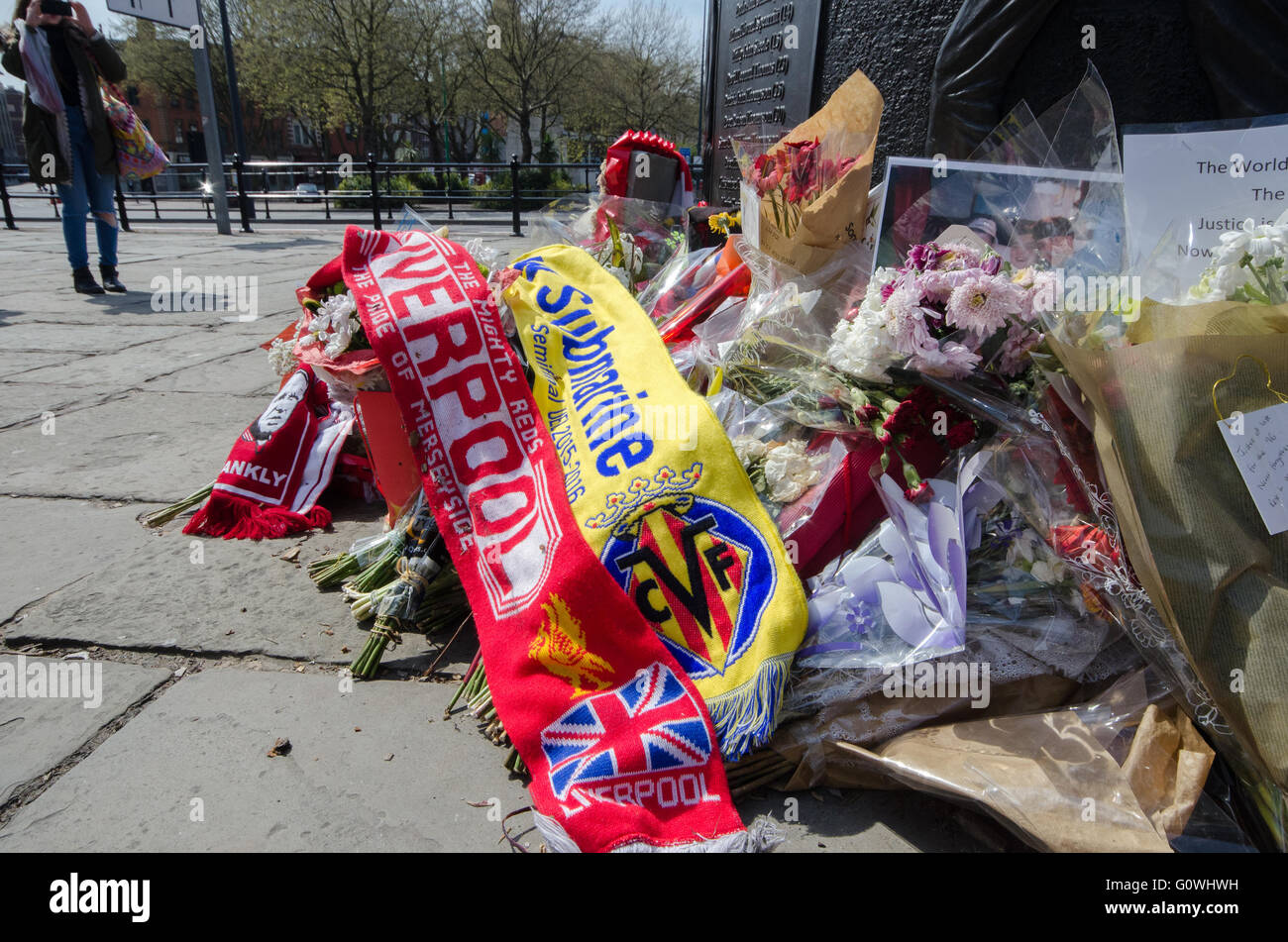 Liverpool, Regno Unito. Il 5 maggio, 2016. Dopo la storica decisione il mese scorso in seguito l'Hillsborough inchiesta, Liverpool faccia lato spagnolo Villareal in semi-finale della UEFA Europa League stasera. Come i fan si mescolano insieme nel caldo sole primaverile in Liverpool Villareal pagato loro rispetta collocando sciarpe all'Hillsborough monumento commemorativo vicino San Giovanni i giardini nel centro della citta'. Il vincitore sarà giocare sia in Sevilla o Shakt Donsk nel finale a Basilea in Svizzera il 18 maggio 2016 Credit: rsdphotography/Alamy Live News Foto Stock