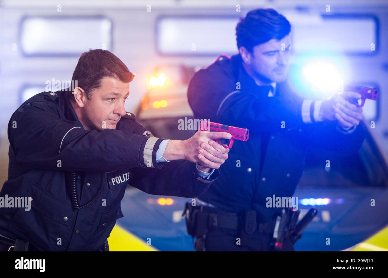 I funzionari di polizia con treno rosso contrassegnati pistole scaricato nella nuova polizia centro di formazione regionale (RTZ) di Dortmund in Germania, 04 maggio 2016. Foto: Bernd Thissen/dpa Foto Stock