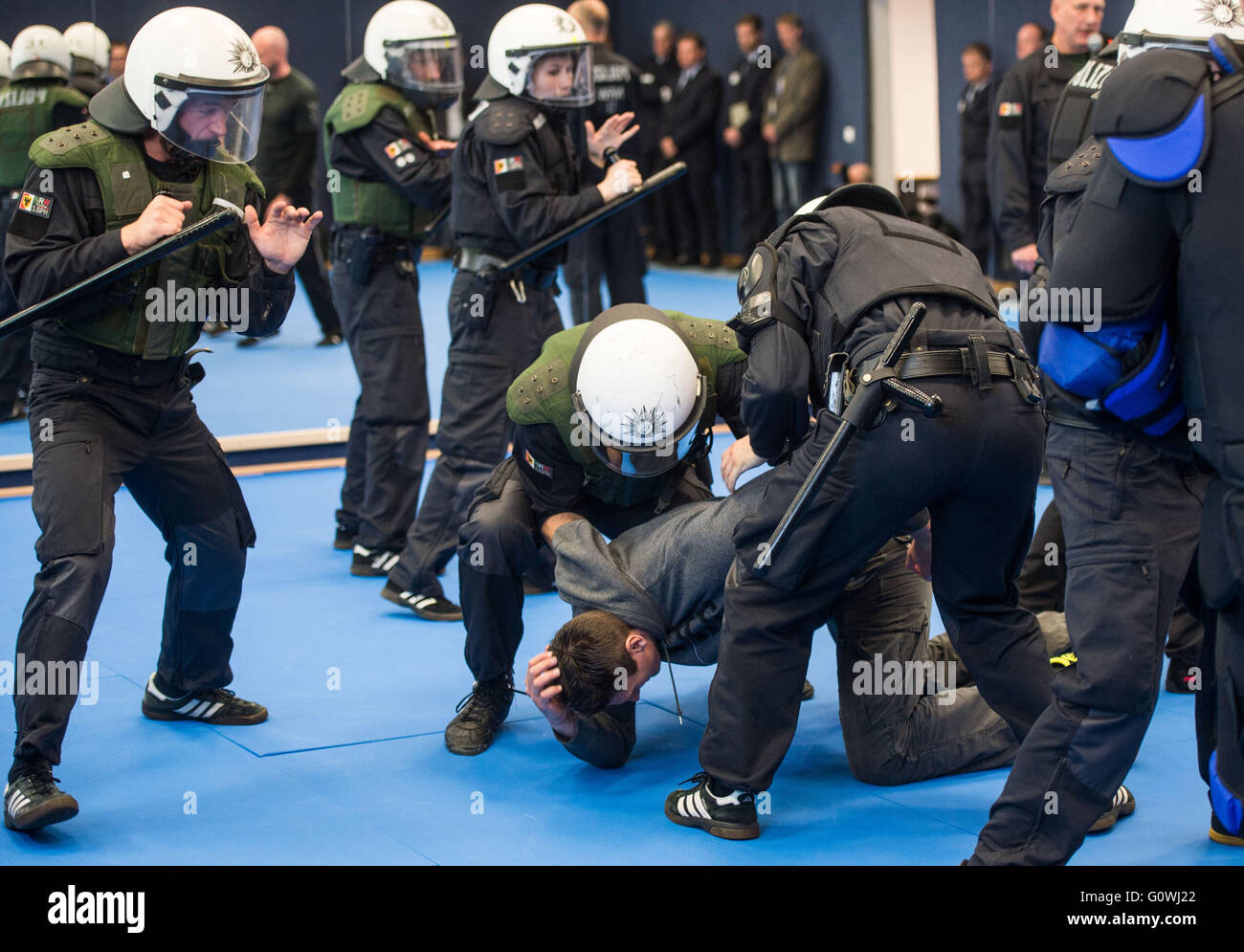 Gli ufficiali di polizia sequestro del treno durante un rally nella nuova polizia centro di formazione regionale (RTZ) di Dortmund in Germania, 04 maggio 2016. Foto: Bernd Thissen/dpa Foto Stock