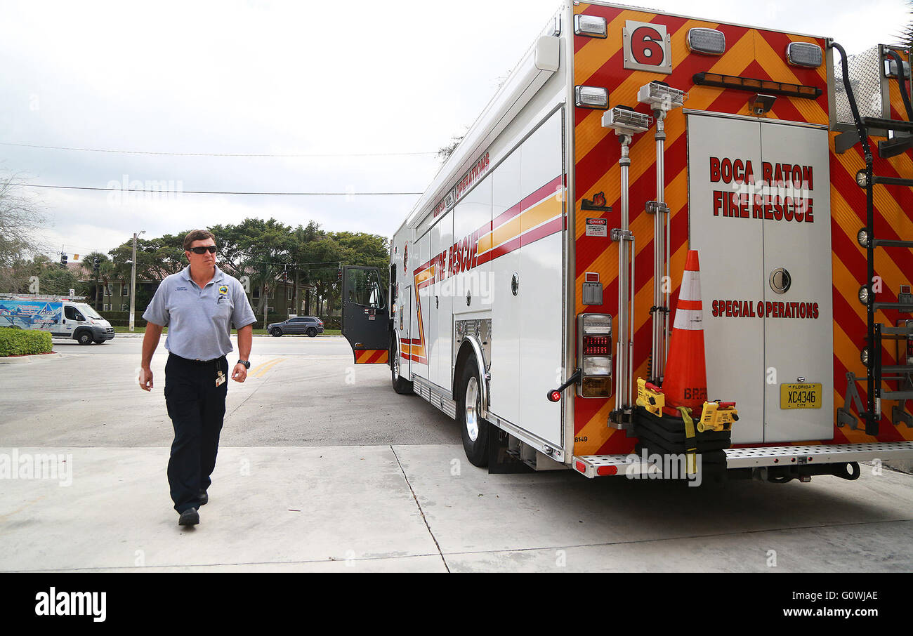 Boca Raton, FL, Stati Uniti d'America. Mar 4, 2016. Florida, Stati Uniti d'America - Stati Uniti - Boca Raton Fire ingegnere driver Bill Puchalski, passeggiate passato a Boca Fire carrello equipaggiato con quattro back-up telecamere. Raton Fire Rescue è richiesta la città approvare 10 il back-up di fotocamere per le sue ambulanze il consiglio comunale deciderà martedì se di mettere fino a $28.500 per l'apparecchiatura. CARLINE JEAN/personale Carline Jean.South Florida; nessun MAGS; NESSUNA VENDITA; NO INTERNET; NO TV. © Sun-Sentinel/ZUMA filo/Alamy Live News Foto Stock