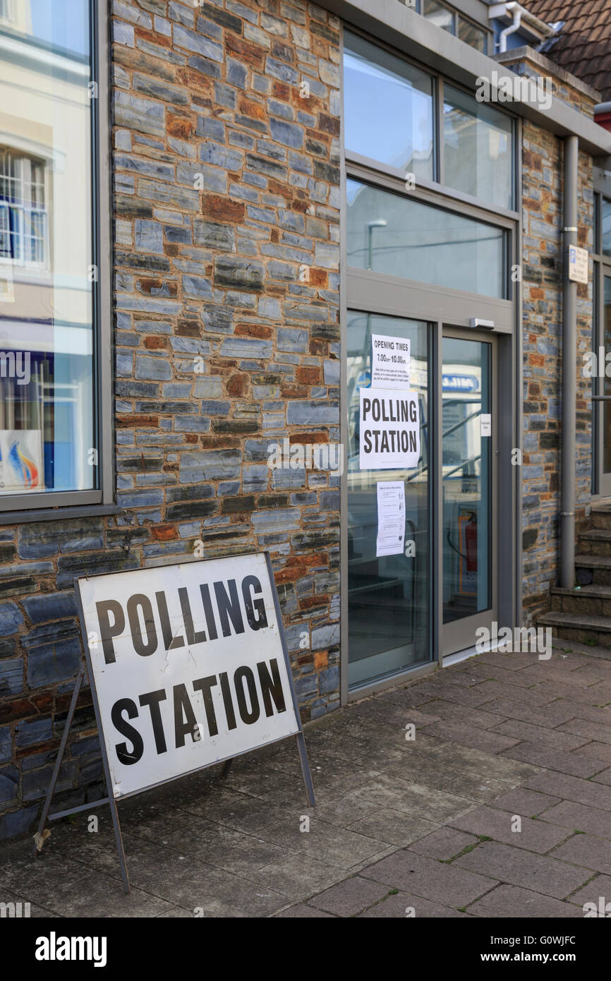 Paignton, Devon, Regno Unito, 05 maggio 2016. Stazione di polling a Paignton chiesa battista, Paignton. Gli elettori sono andati alle urne per eleggere una cooperazione di polizia e la criminalità il Commissario e di votare in un referendum sul governo di Torbay consiglio. Torbay consiglio ha avuto un eletto sindaco e il cabinet dal 2005 e agli elettori è stato chiesto se si desidera mantenere questo sistema o sostituirlo con un Leader e armadietto; che sarebbero adottate dal maggio 2019. Credito: Clive Jones/Alamy Live News Foto Stock