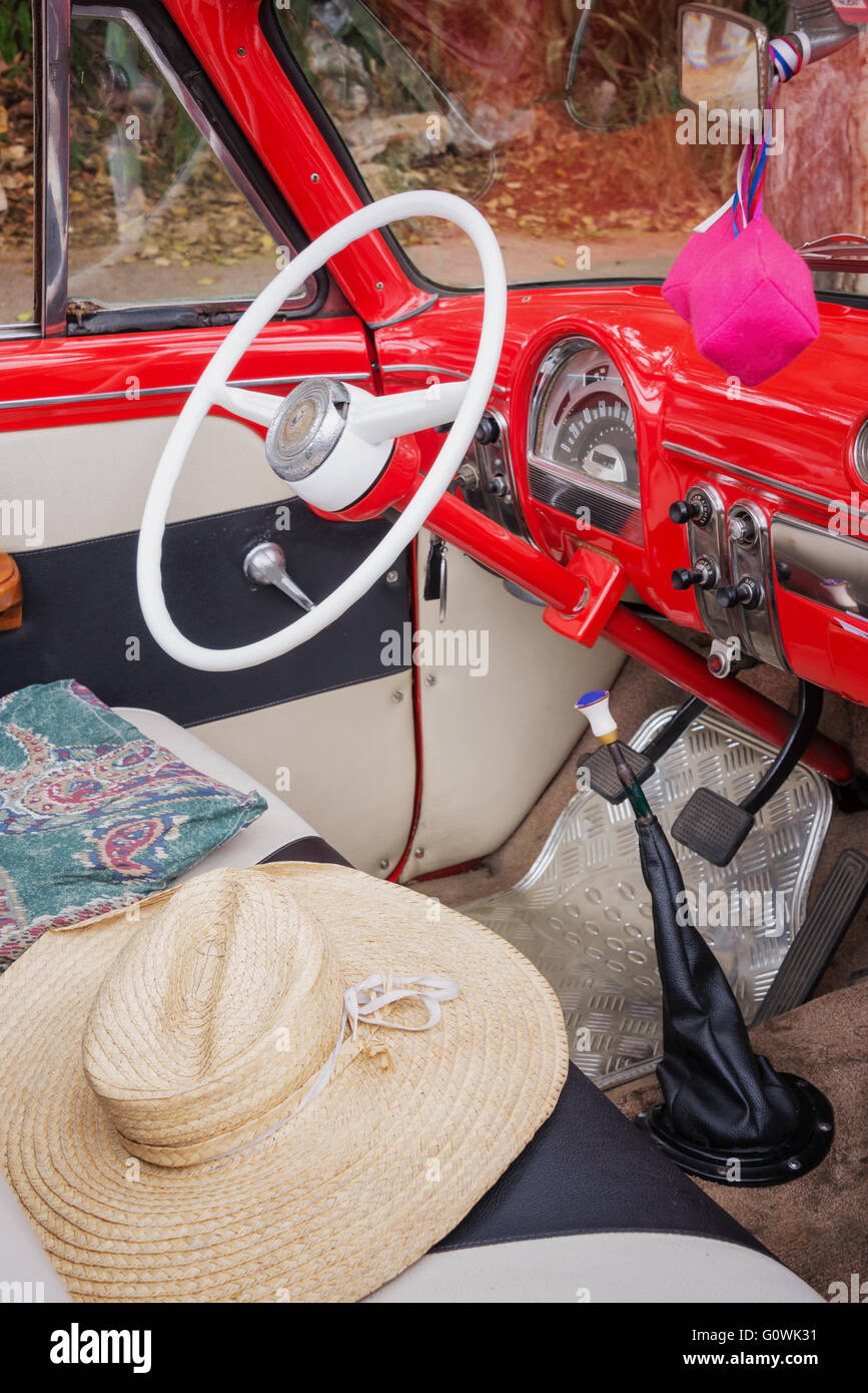 All interno di un classico vintage americano auto, Havana, Cuba Foto Stock