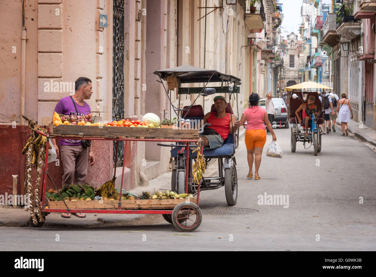 L'Avana, Cuba - aprile 17: il cibo e il venditore e taxi bicicletta in una strada di l'Avana Vecchia, su Aprile 17,2016 all Avana, Cuba Foto Stock