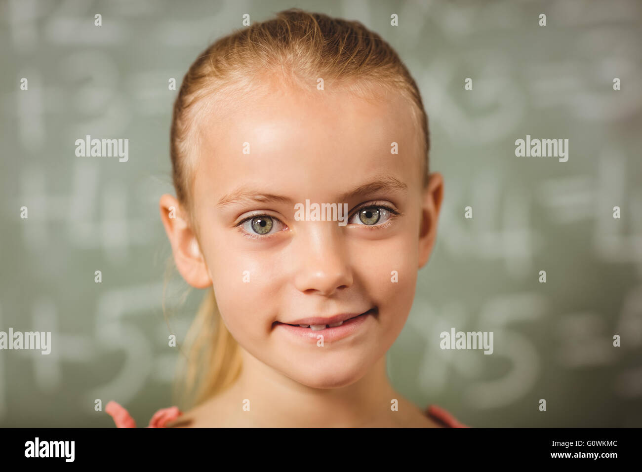 Ragazza in piedi di fronte di Blackboard Foto Stock