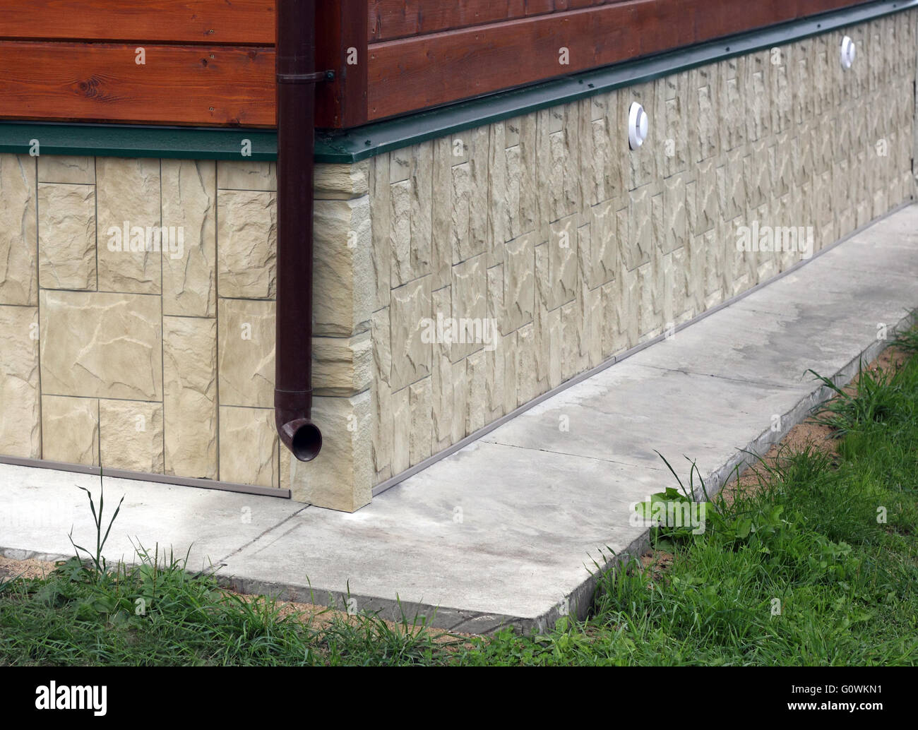 Cottage foundation, affrontati da pietra artificiale foto Foto Stock