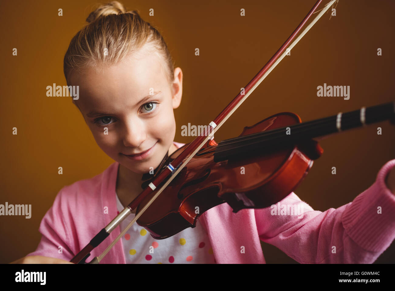 Bambino che suona il violino immagini e fotografie stock ad alta