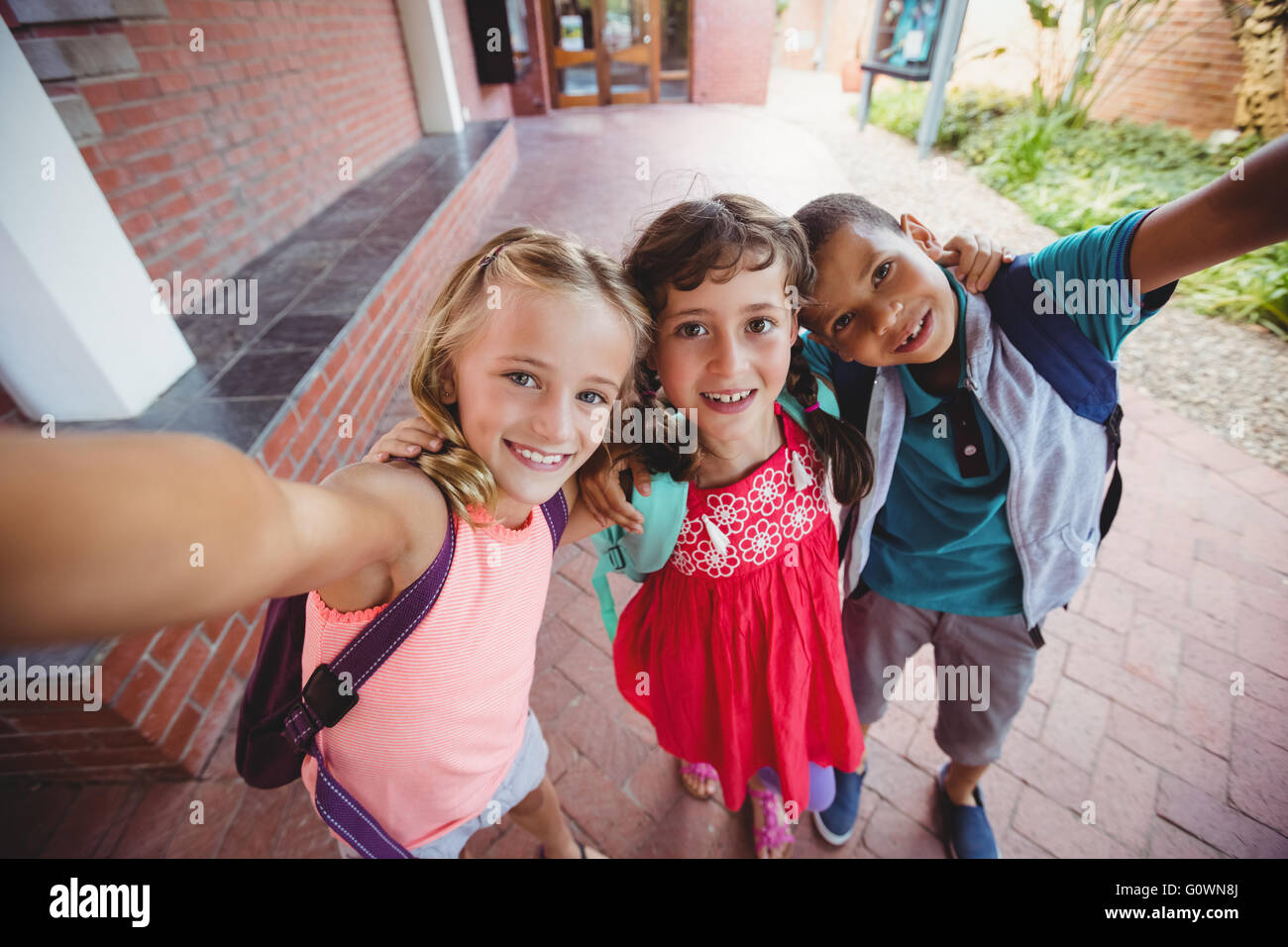 Tre bambini fotografato come un selfie Foto Stock