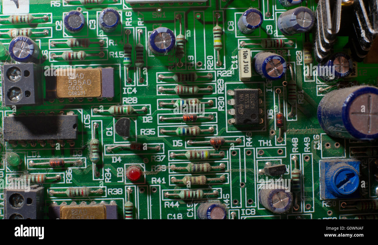 Una chiusura di una scheda a circuito stampato di un circuito elettrico aga cooker Foto Stock