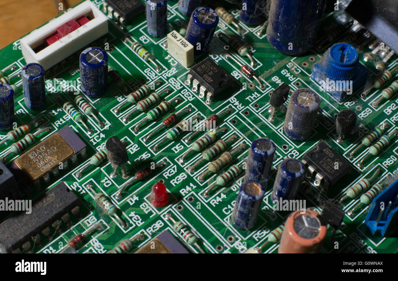 Una chiusura di una scheda a circuito stampato di un circuito elettrico aga cooker Foto Stock