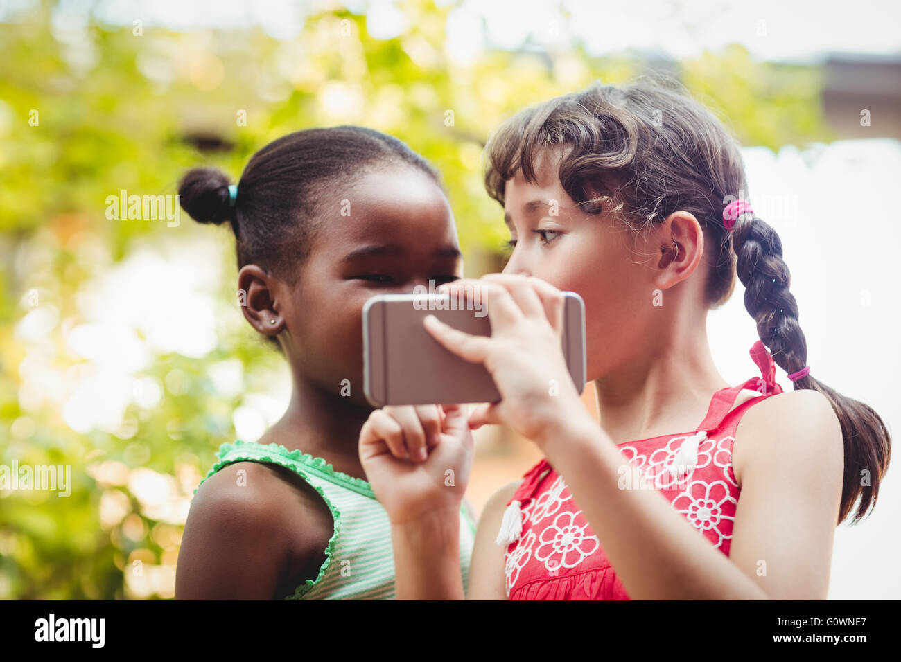 Due ragazze con uno smartphone Foto Stock