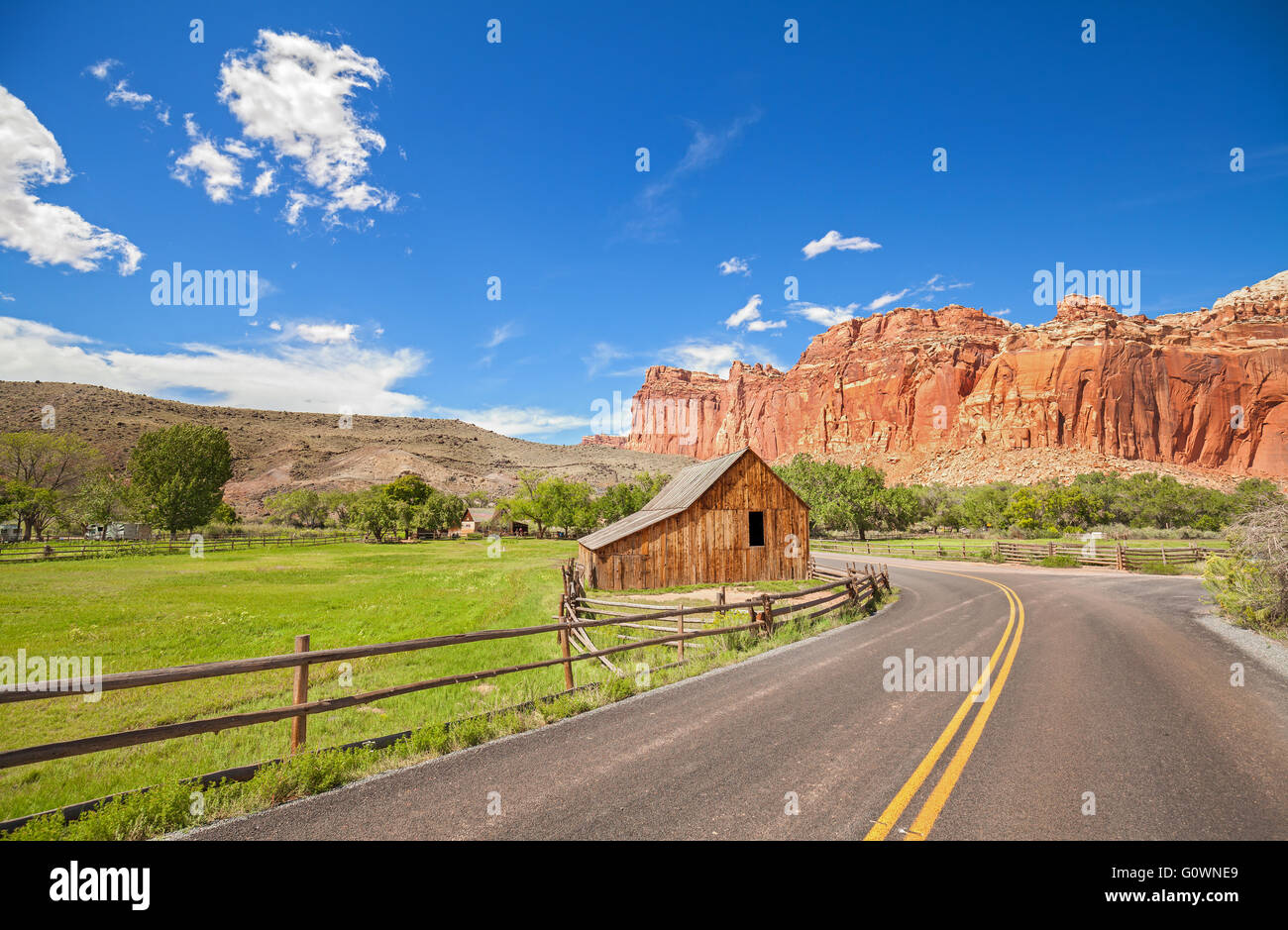 Gifford fienile da una strada nel parco nazionale di Capitol Reef, STATI UNITI D'AMERICA. Foto Stock