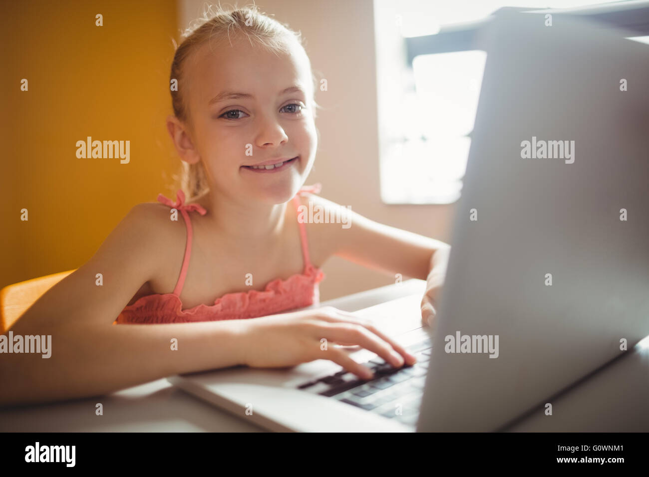 Ragazza carina guardando la telecamera Foto Stock