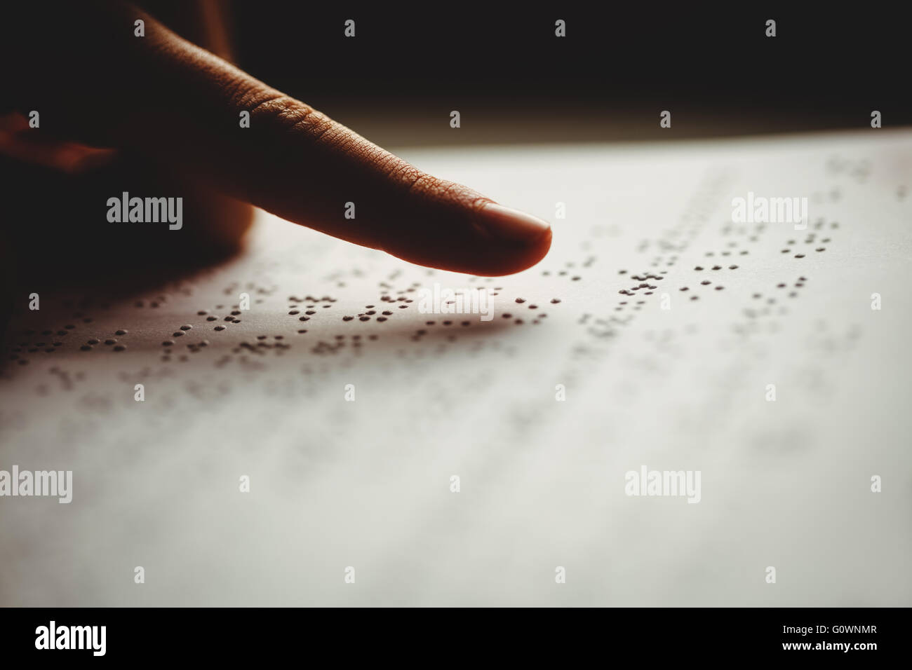 Una persona che legge il braille Foto Stock