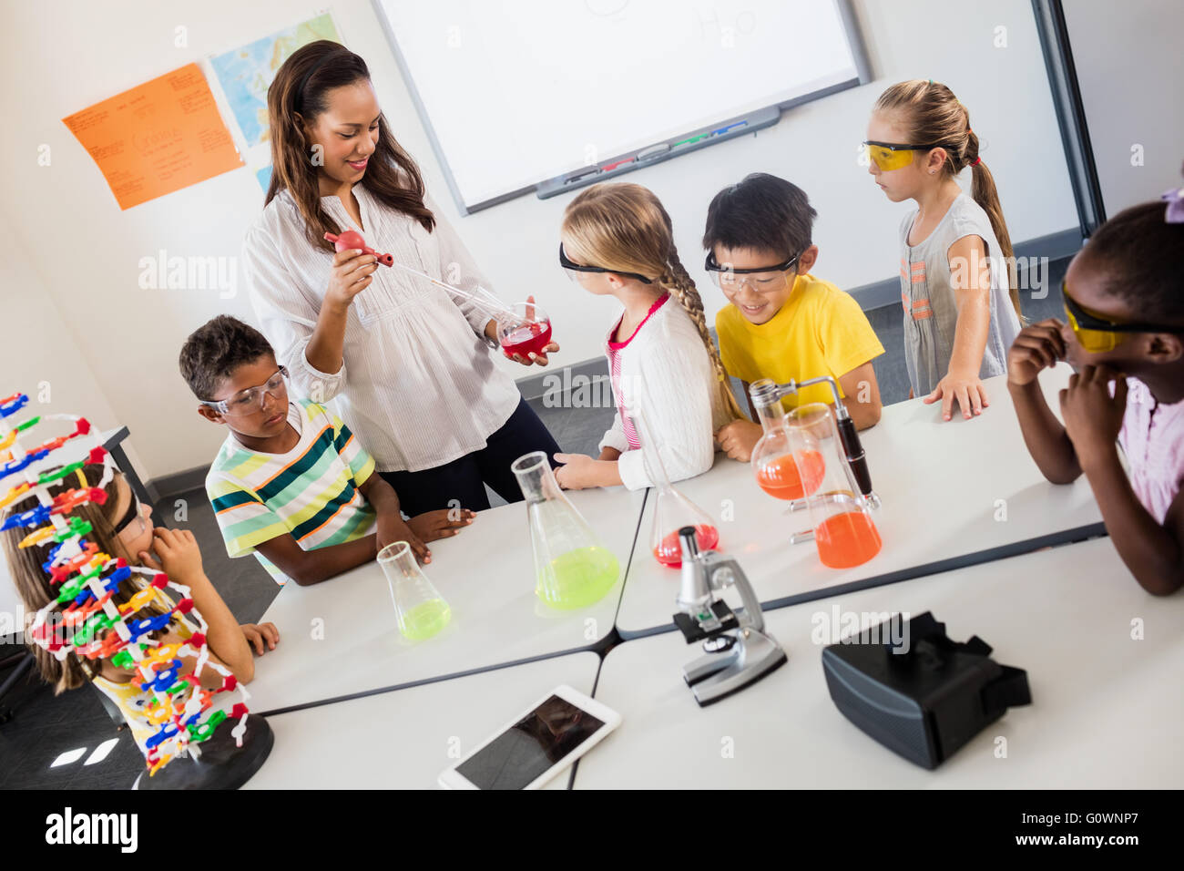 Un insegnante di lezione di scienze Foto Stock