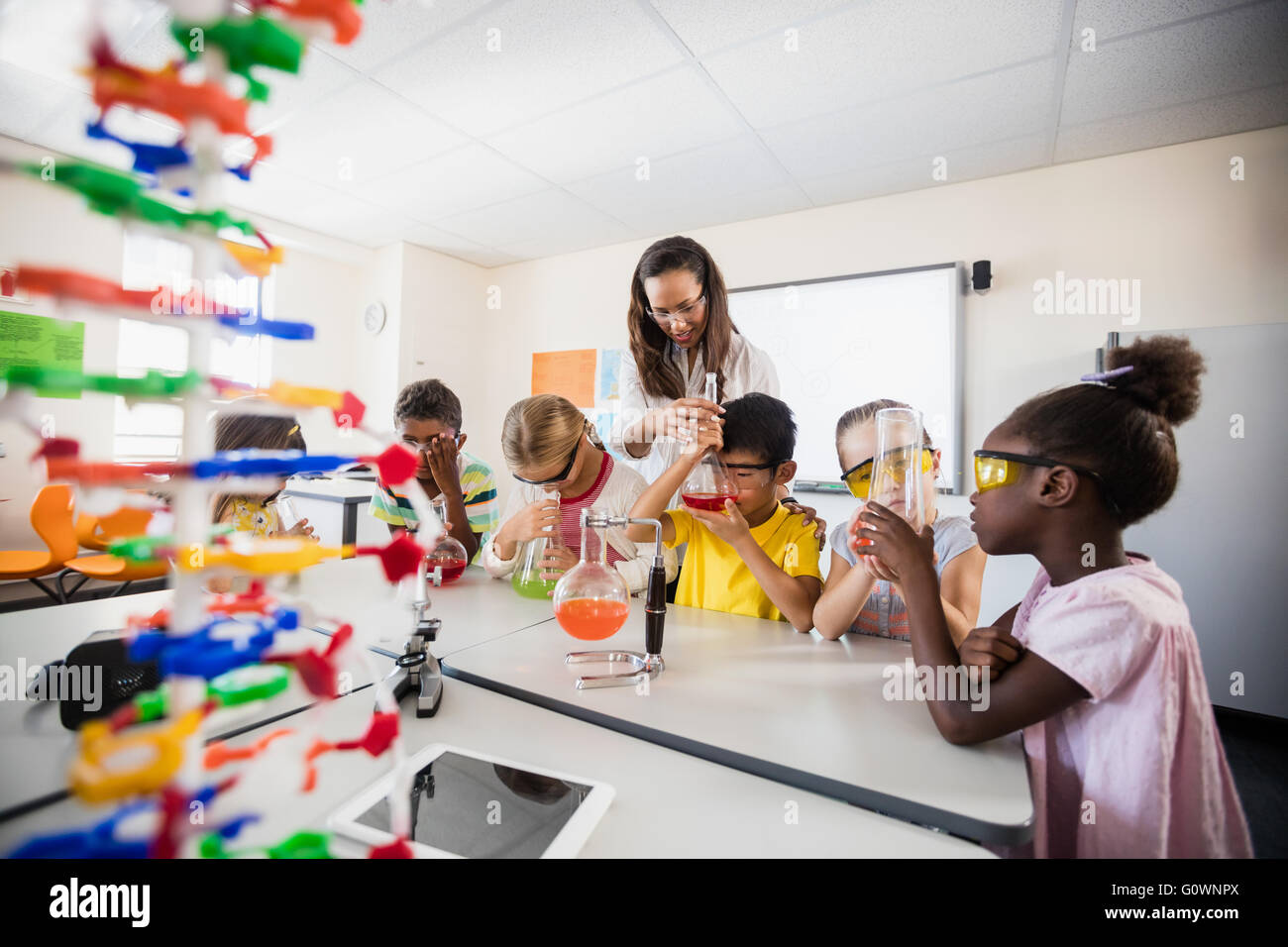 Gli alunni fare scienza con un insegnante Foto Stock