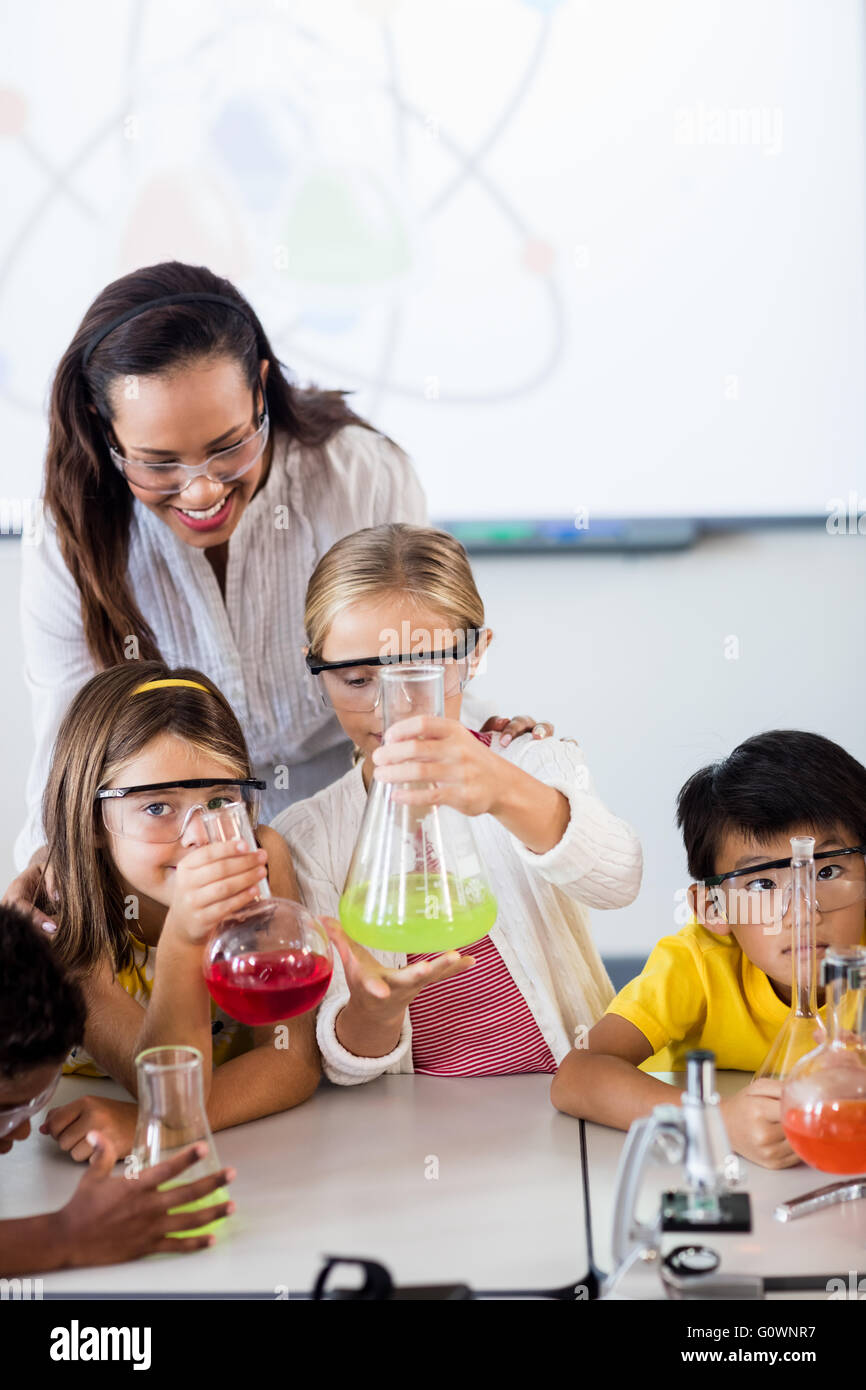 Vista ravvicinata di alunni fare scienza con insegnante Foto Stock