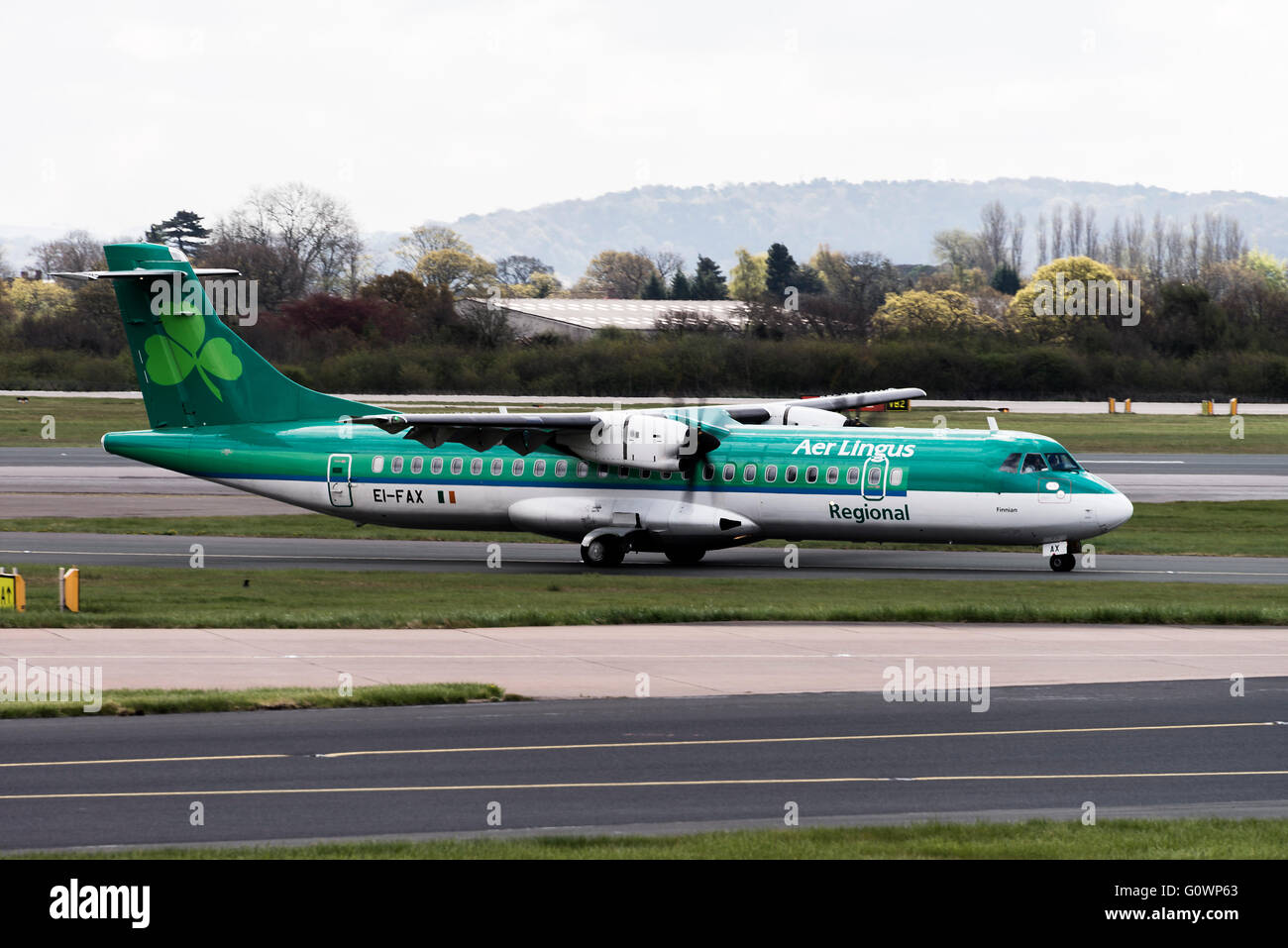 Aer Lingus compagnia aerea regionale ATR72-600 aereo di linea EI-FAX rullaggio all'Aeroporto Internazionale di Manchester Inghilterra England Regno Unito Regno Unito Foto Stock
