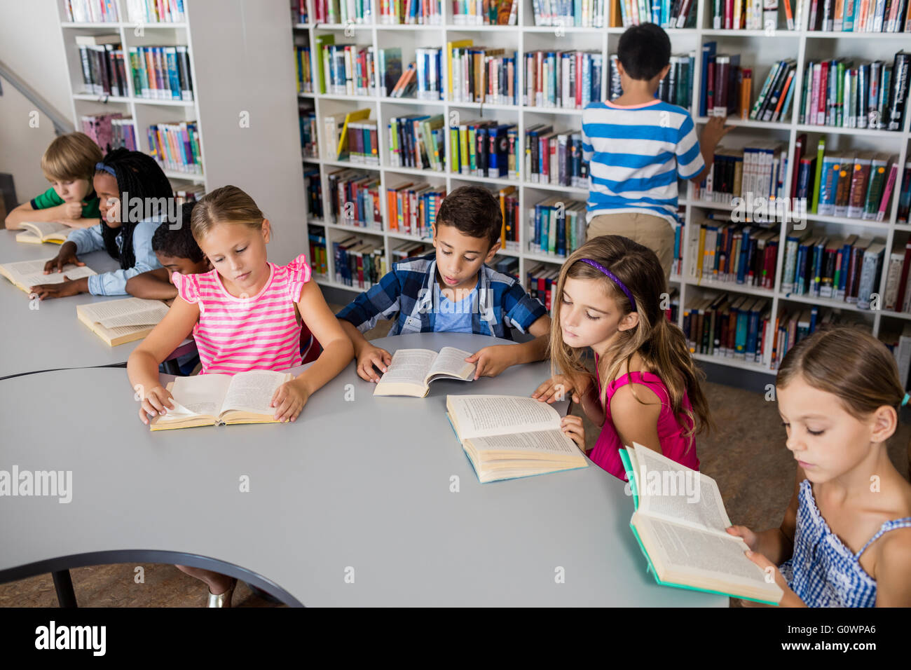 Gli alunni sono la lettura di libri Foto Stock