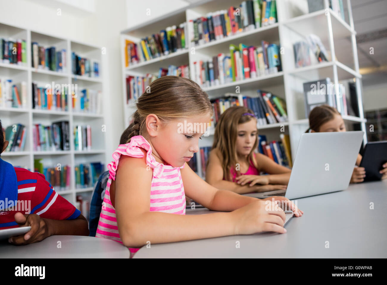 I bambini utilizzando la tecnologia Foto Stock