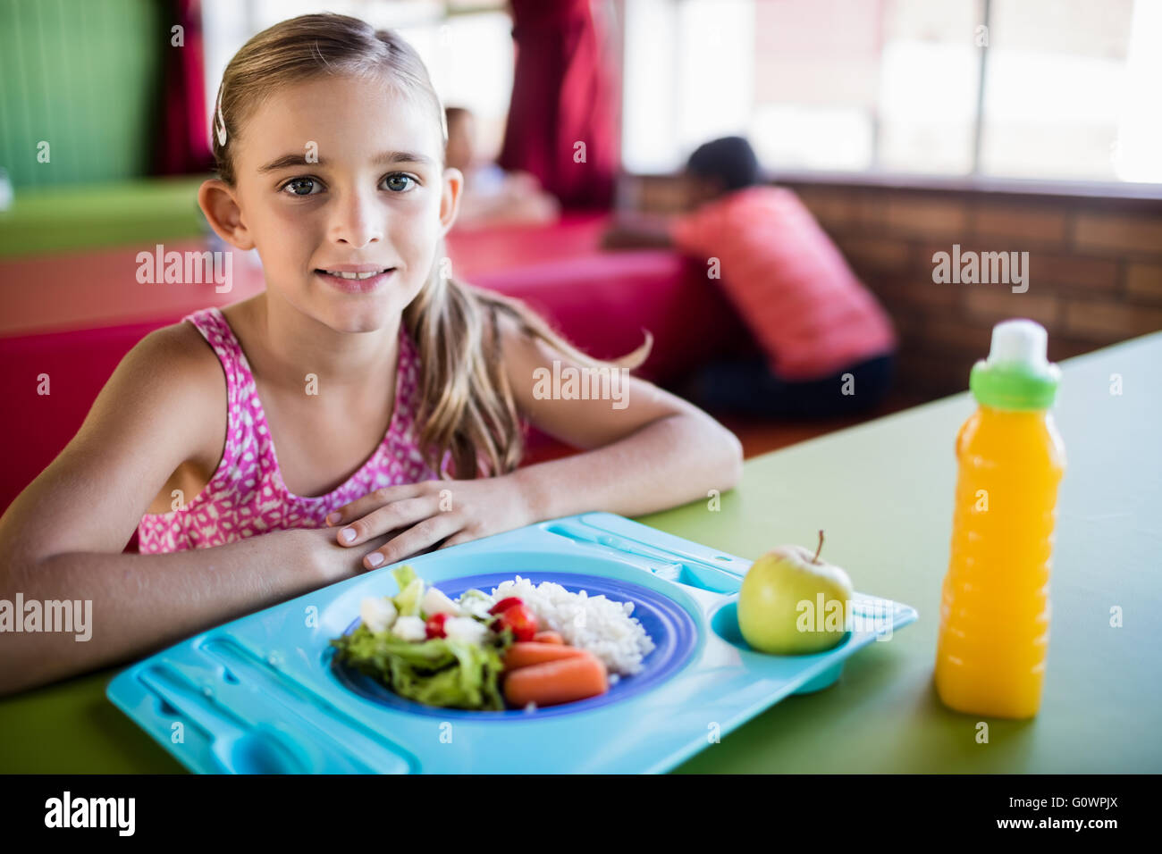 Bambino in posa presso la mensa Foto Stock