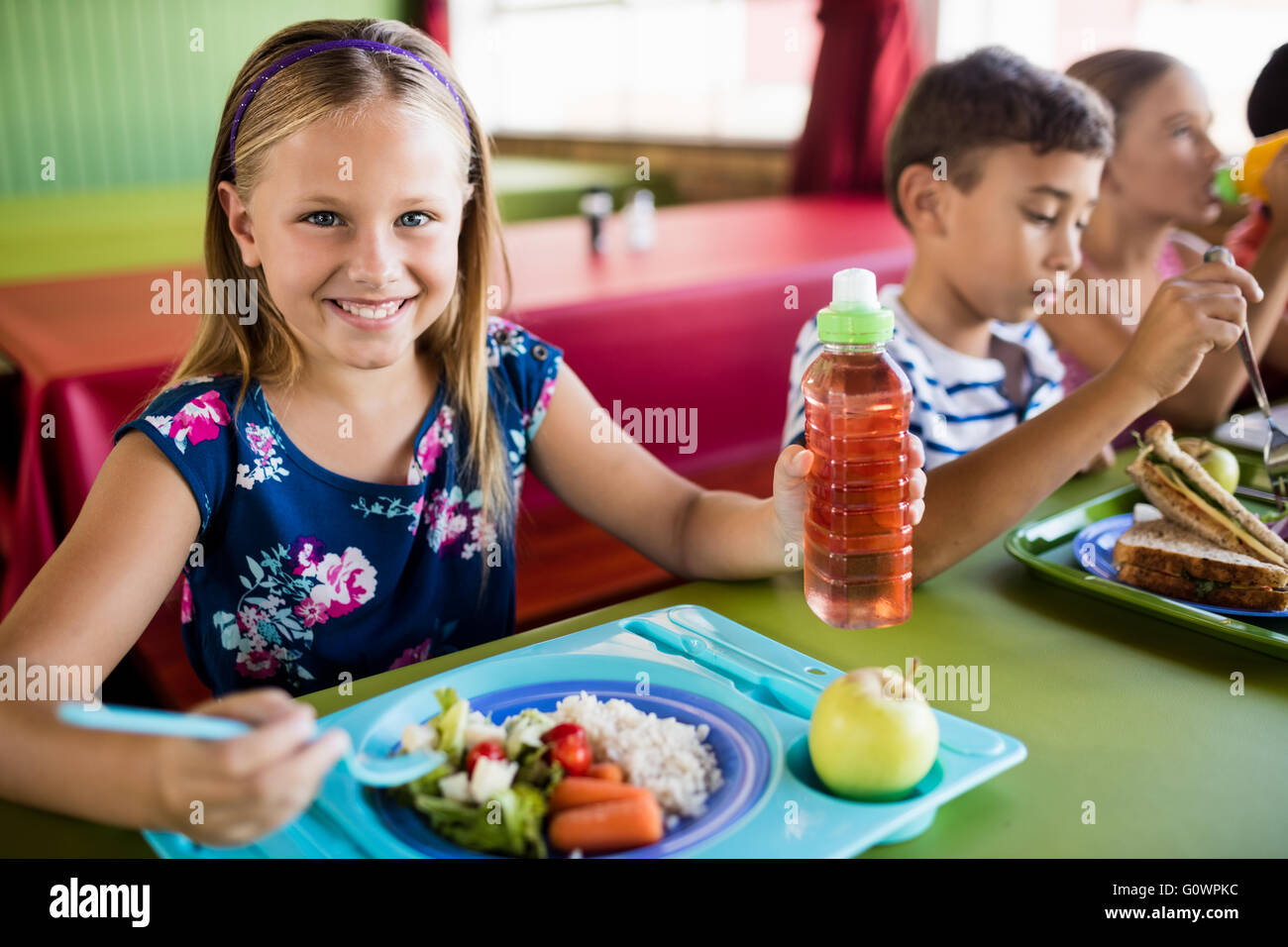 I bambini a mangiare presso la mensa Foto Stock