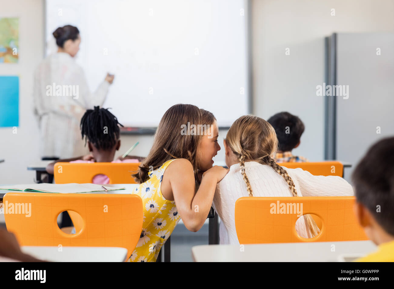 Gli studenti a parlare insieme Foto Stock