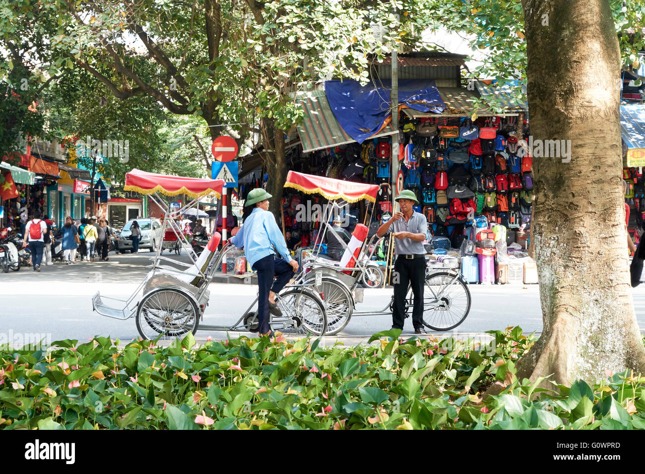 Due ciclo rickshaw driver avente una chat, Hanoi, Vietnam Foto Stock