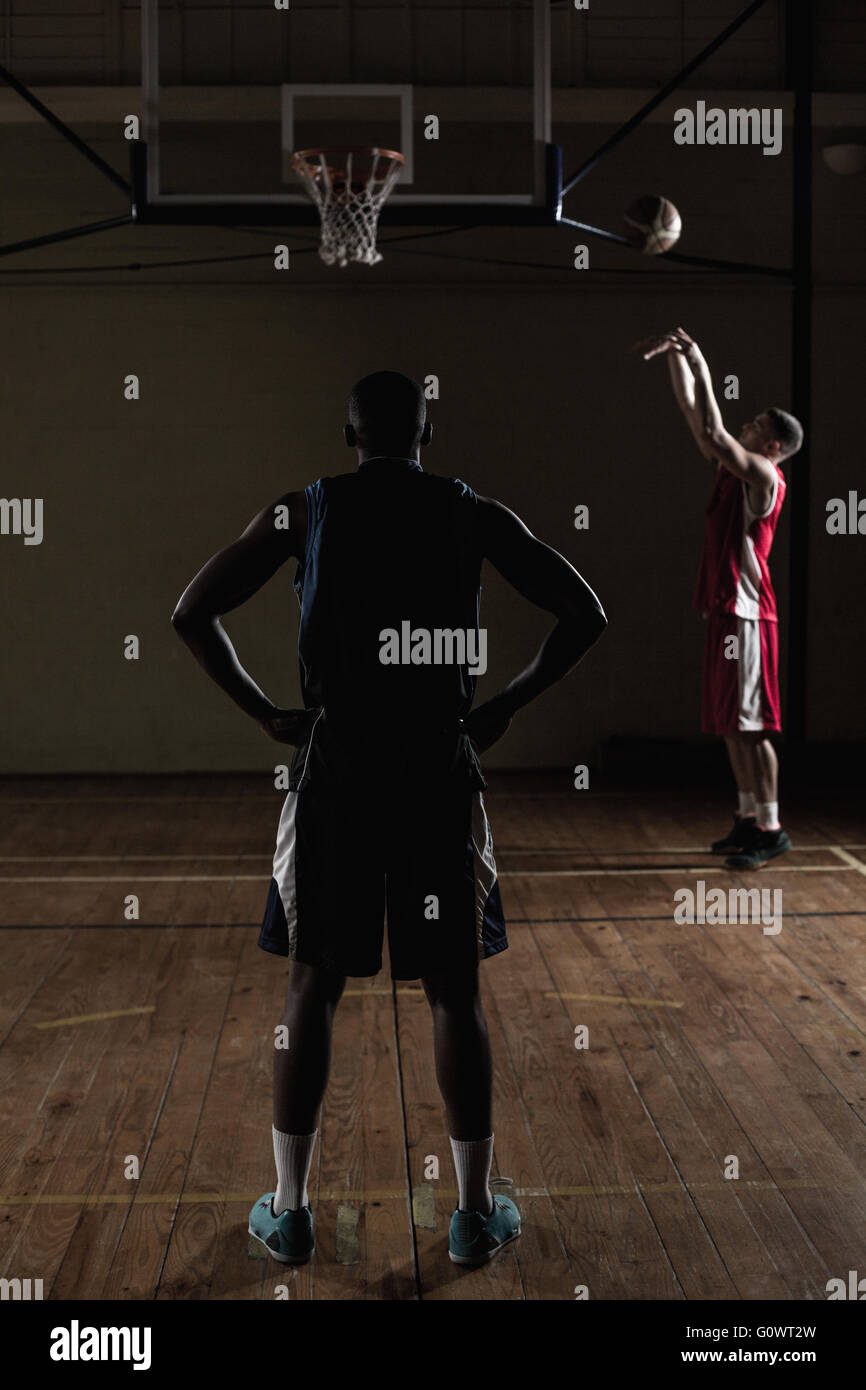 I giocatori di basket insieme per la formazione Foto Stock