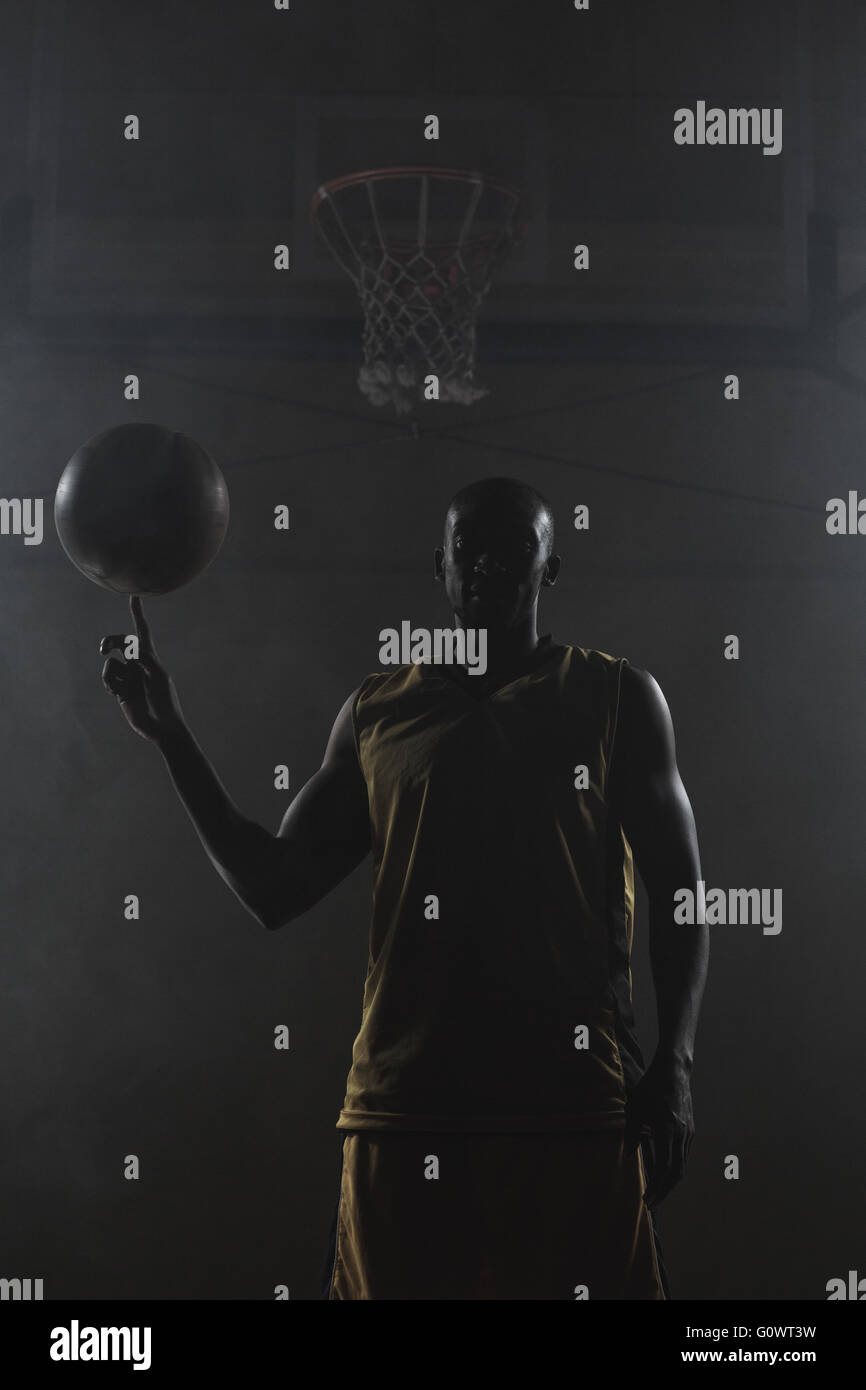 Giocatore di basket ruotando la sfera sul suo dito Foto Stock