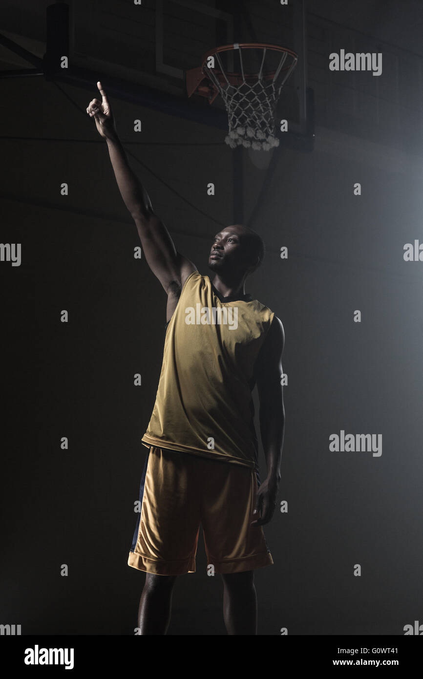 Giocatore di basket rivolto verso l'alto con il suo dito Foto Stock