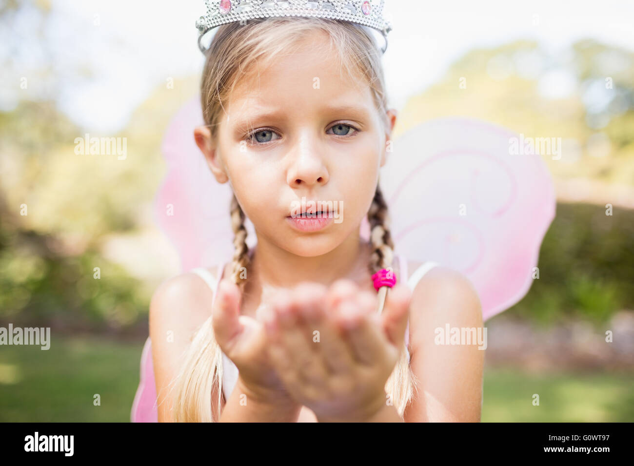 Ragazza carina baci di soffiatura Foto Stock