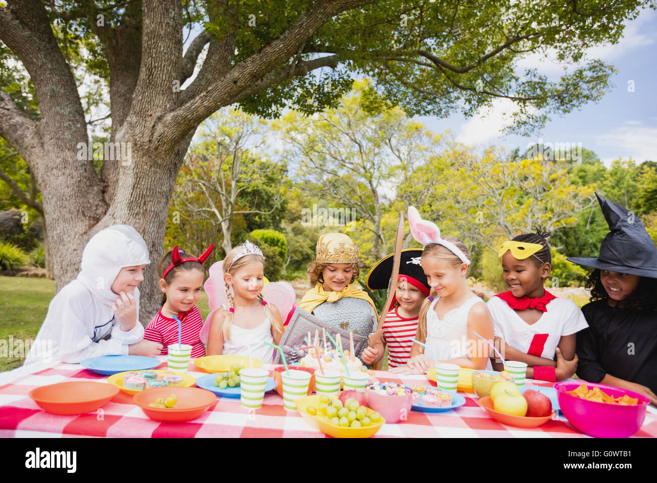 I bambini che indossano il costume per divertirsi durante la festa di compleanno Foto Stock