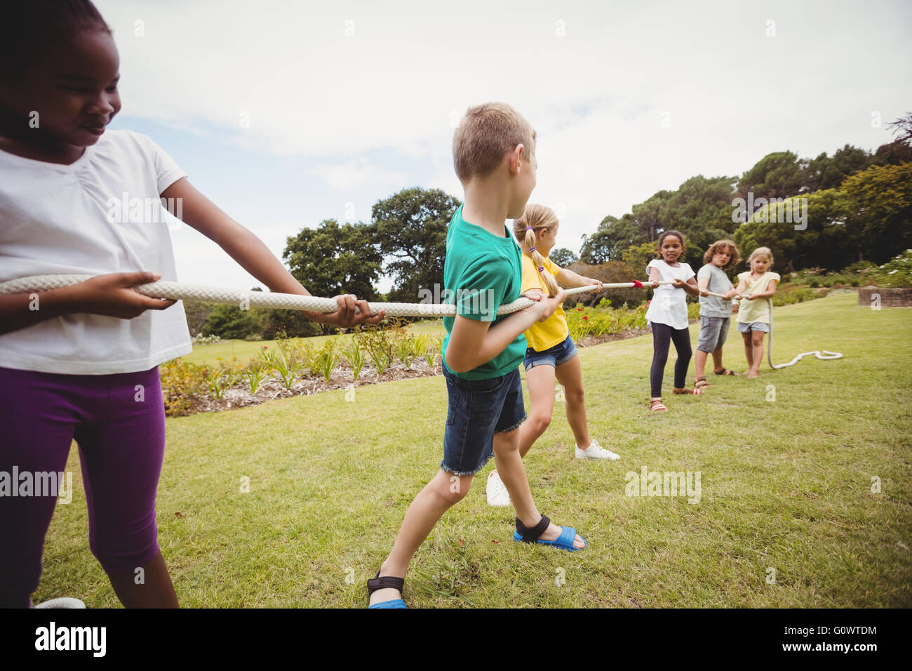 Bambini tirando una corda di tiro della fune Foto Stock