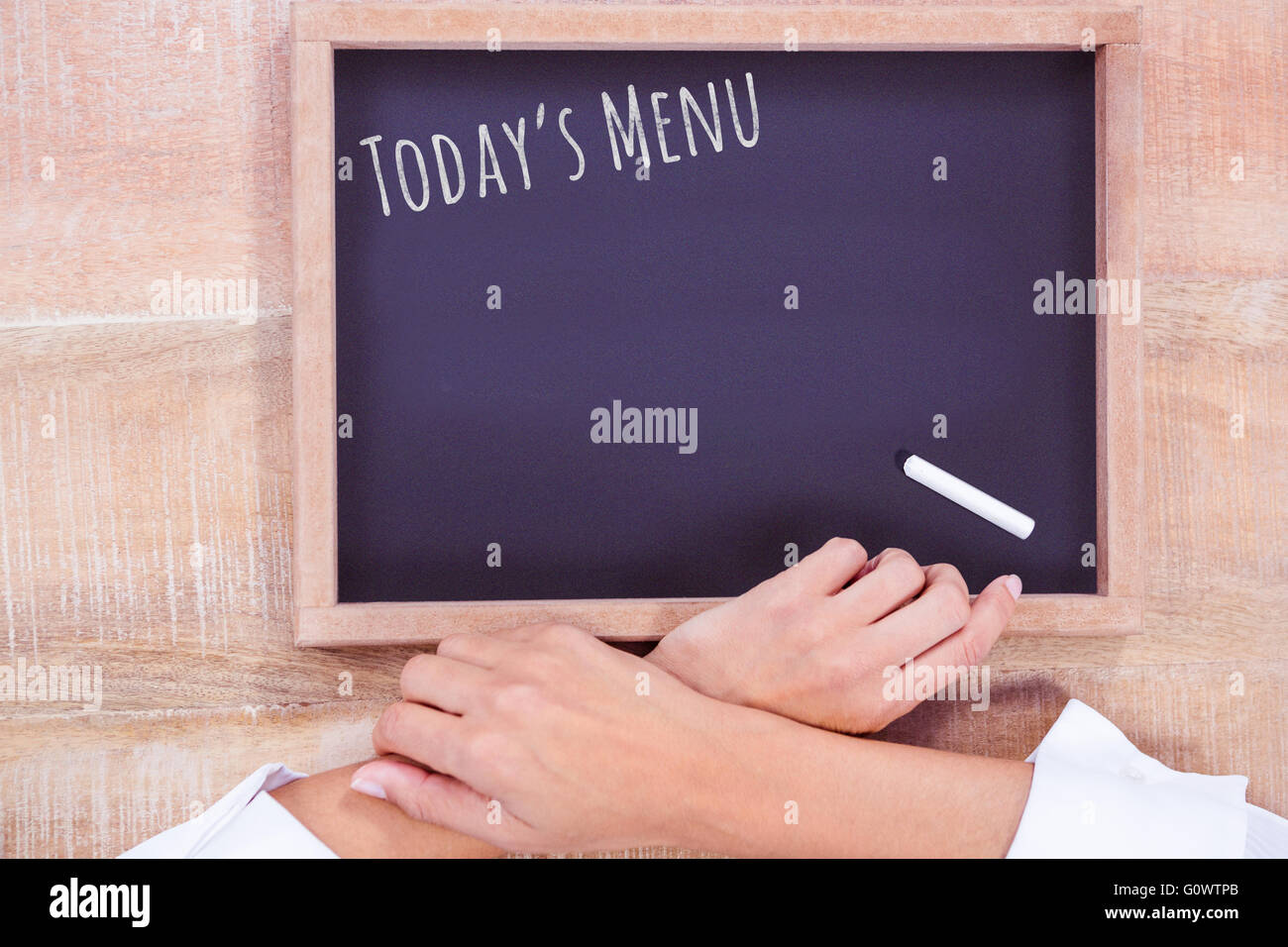Immagine composita di altezza angolo di mano dello chef con Blackboard Foto Stock