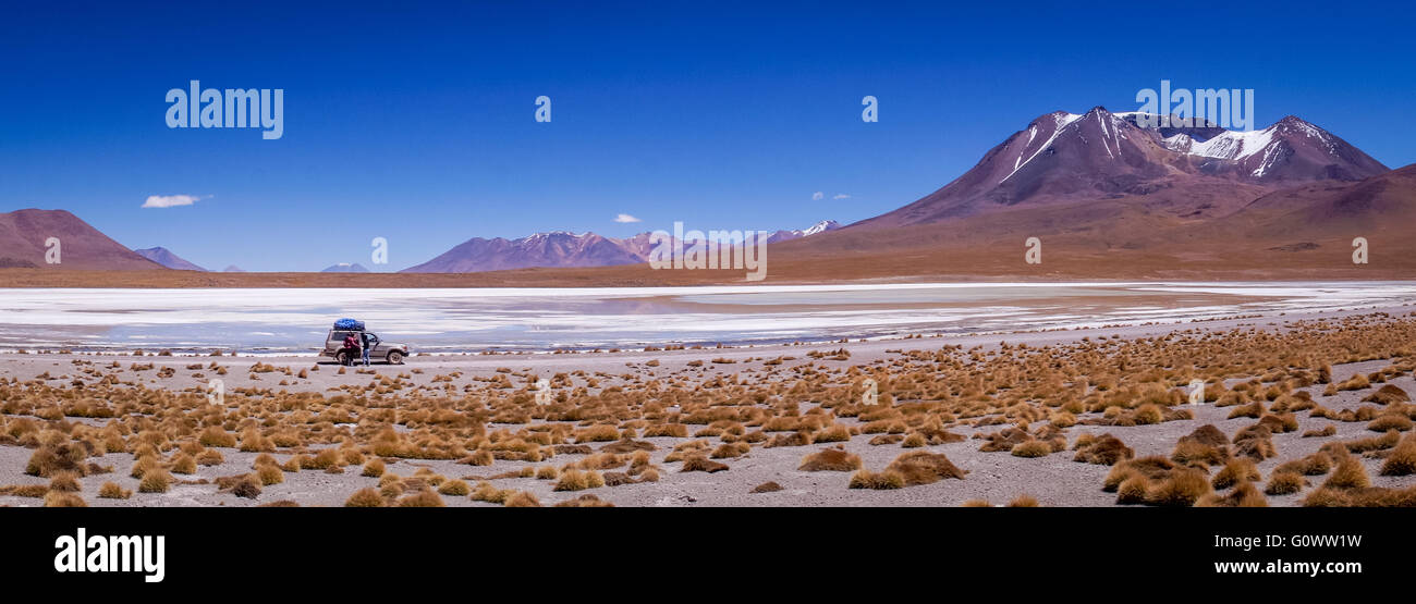 Una jeep è la guida attraverso il deserto dei paesaggi del sud della Bolivia - Eduardo Avaroa fauna Andina riserva nazionale, in Bolivia Foto Stock