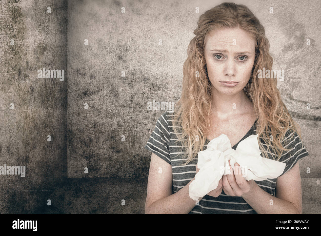 Immagine composita del malato donna bionda holding tessuto di carta Foto Stock