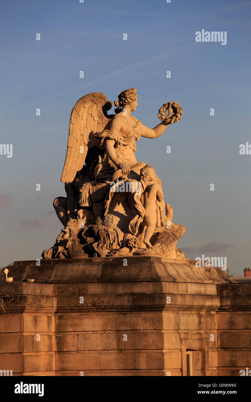 Un angelo statua al primo cancello del Chateau Versailles nella periferia di Parigi, Francia. Foto Stock