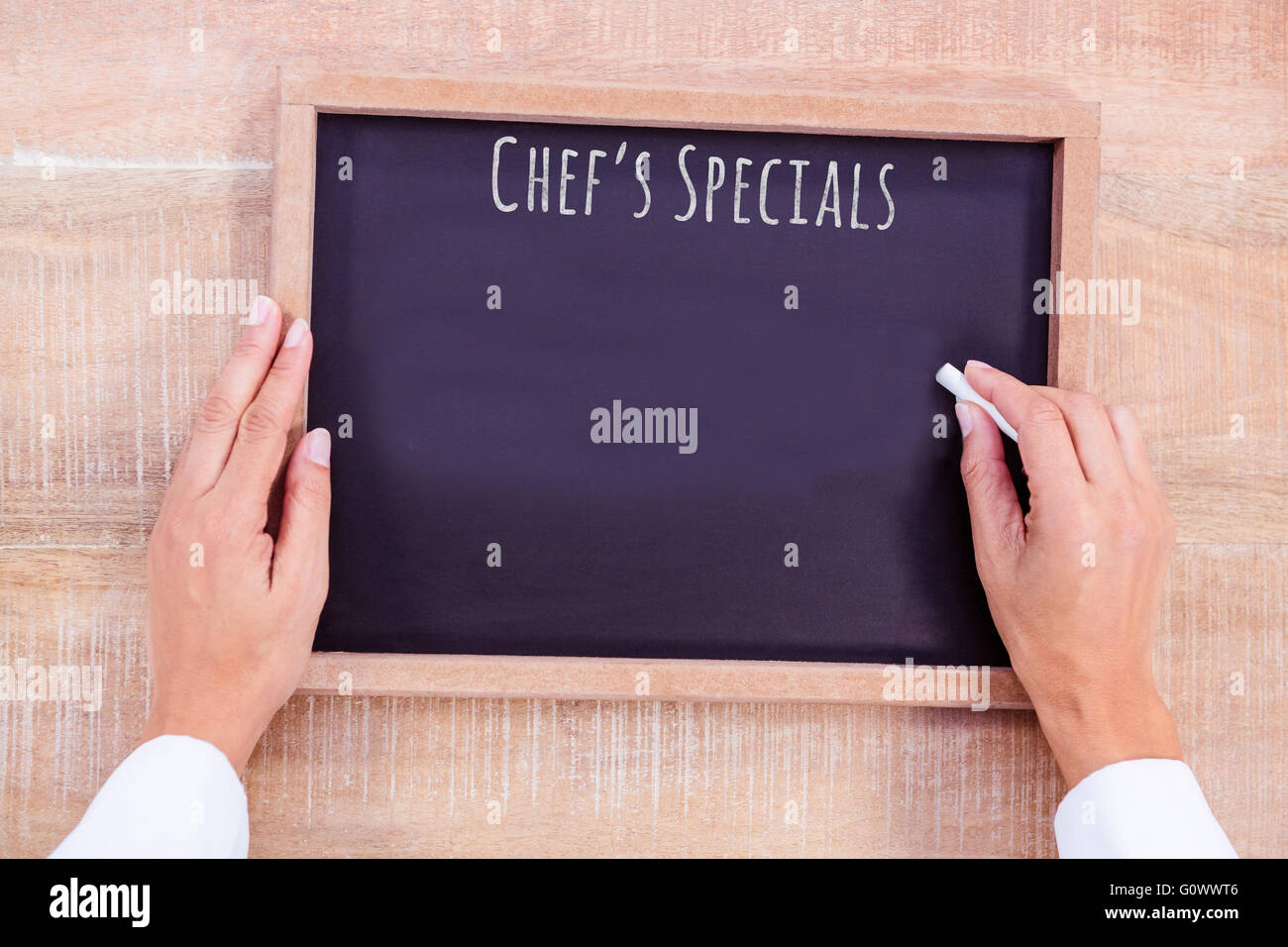 Immagine composita di chef la scrittura a mano su una lavagna Foto Stock