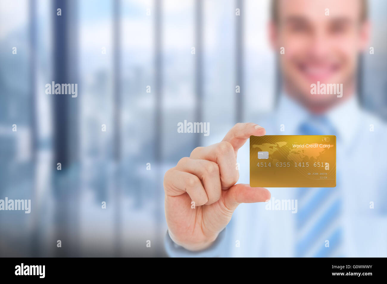 Immagine composita di happy businessman che mostra una carta di credito Foto Stock
