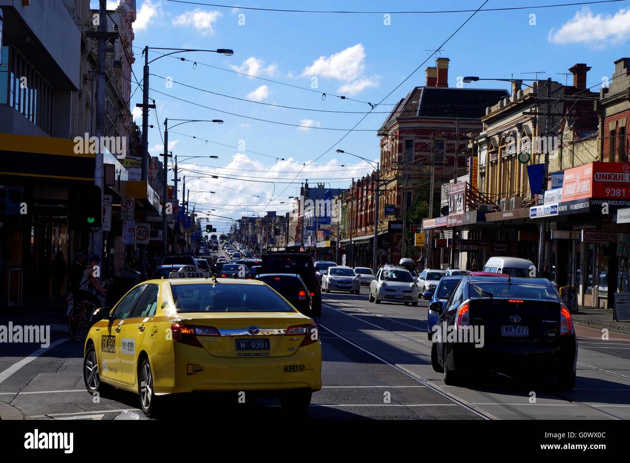 Snapshot di Sydney Road a Melbourne durante le ore di punta. Foto Stock