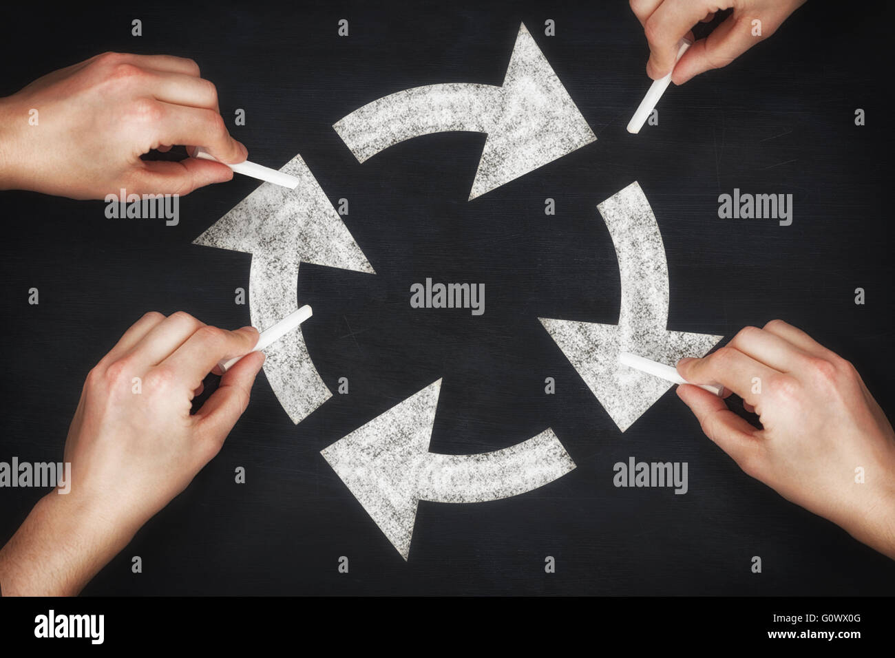 Immagine composita di più le mani con la scrittura di Chalk Foto Stock