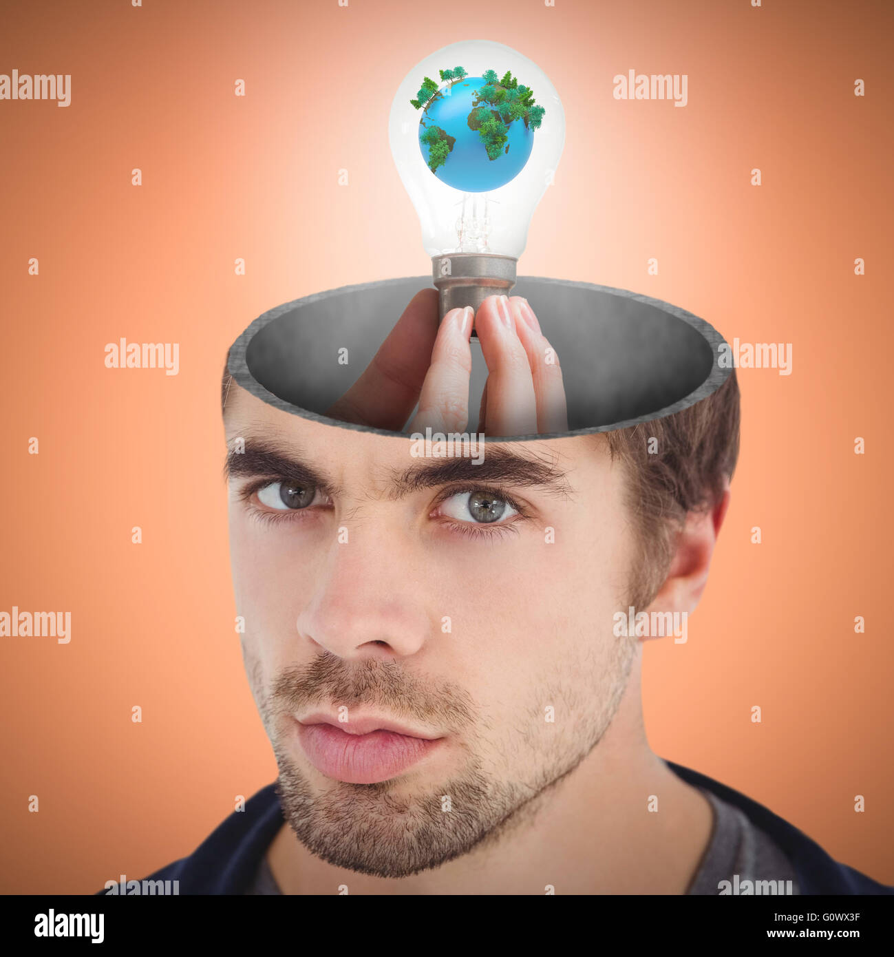 Immagine composita della mano che tiene la luce ambiente LA LAMPADINA Foto Stock