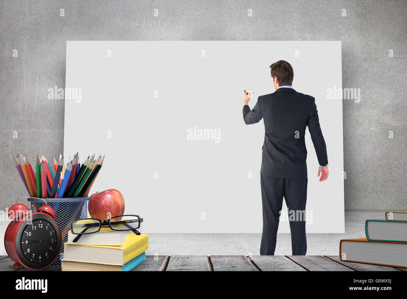 Immagine composita di imprenditore in piedi torna alla scrittura della fotocamera con marcatore Foto Stock