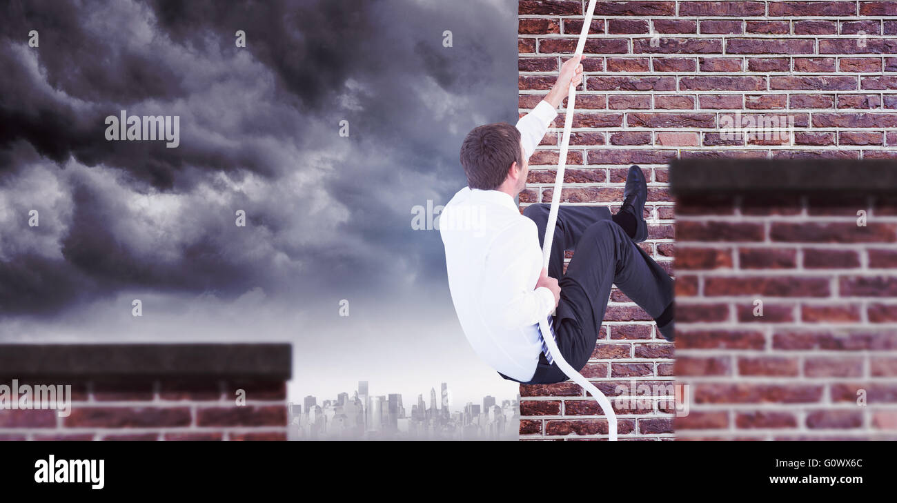 Immagine composita di imprenditore tirando una corda con sforzo Foto Stock