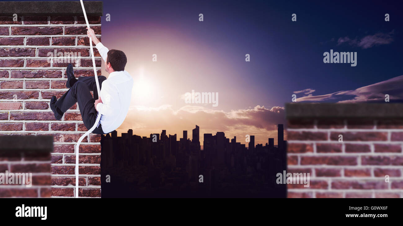 Immagine composita di imprenditore tirando una corda con sforzo Foto Stock