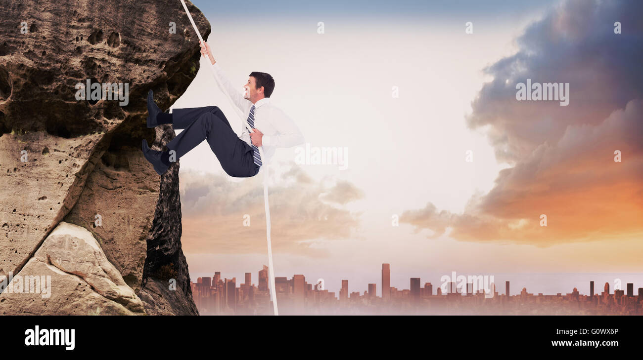 Immagine composita di imprenditore tirando una corda Foto Stock