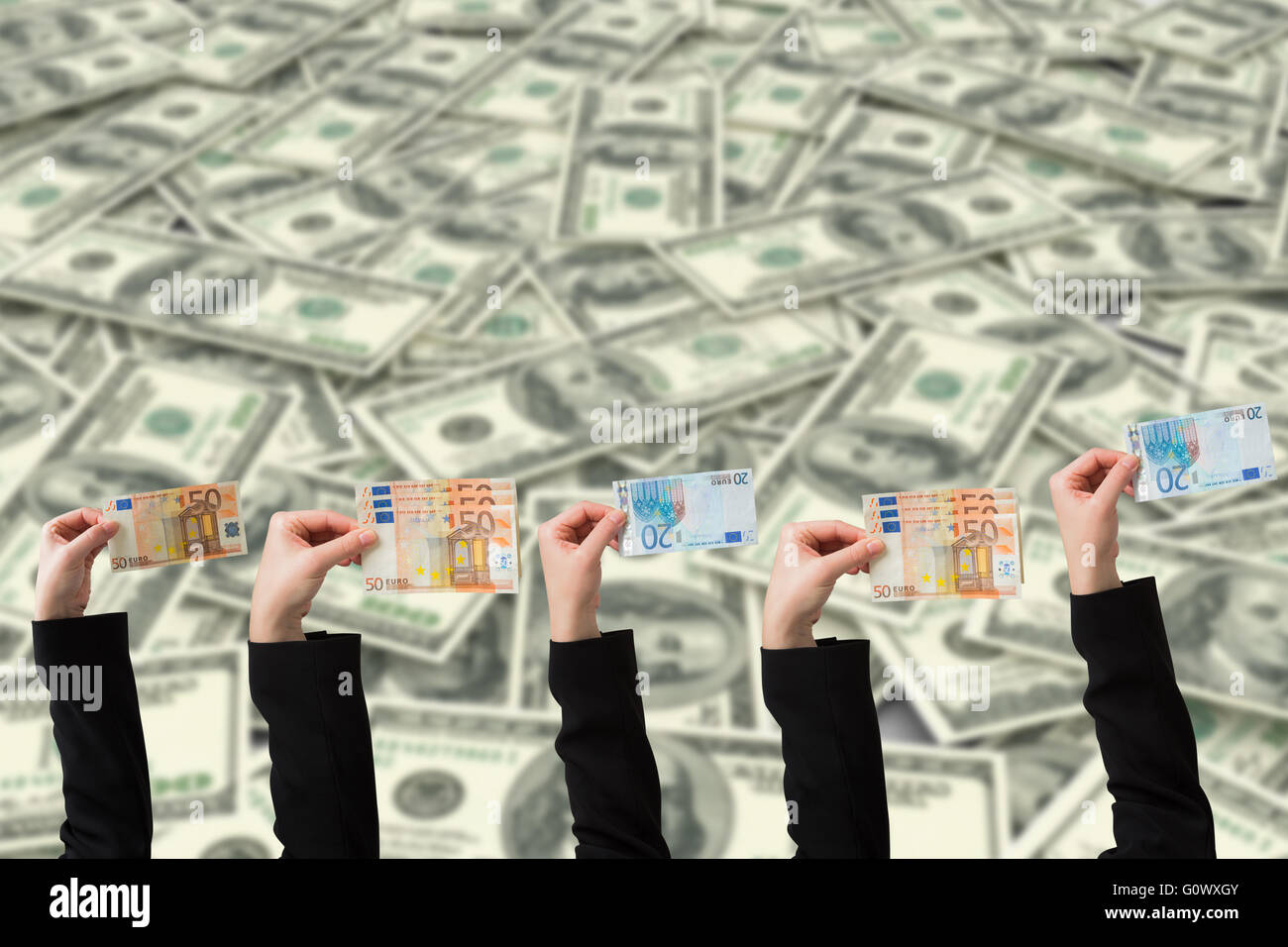 Immagine composita di businesswomans mano azienda euro cinquanta note Foto Stock