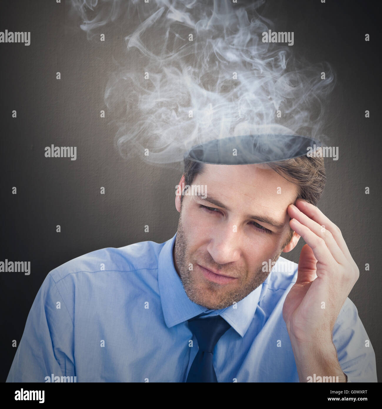 Immagine composita del sottolineato imprenditore tenendo la sua testa Foto Stock