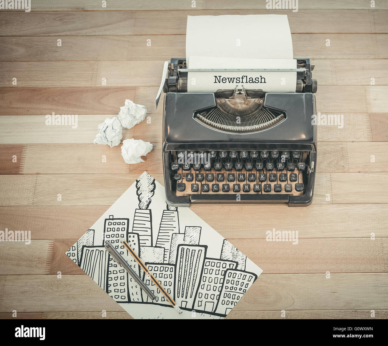 Newsflash contro i nastri inchiostratori per macchine da scrivere e la carta sul tavolo in ufficio Foto Stock